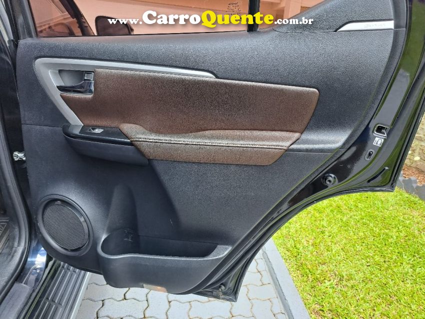 Toyota HILUX SW4 2.8 SRX 4X4 7 LUGARES 16V TURBO INTERCOOLER DIESEL 4P AUTOMÁTICO - Loja