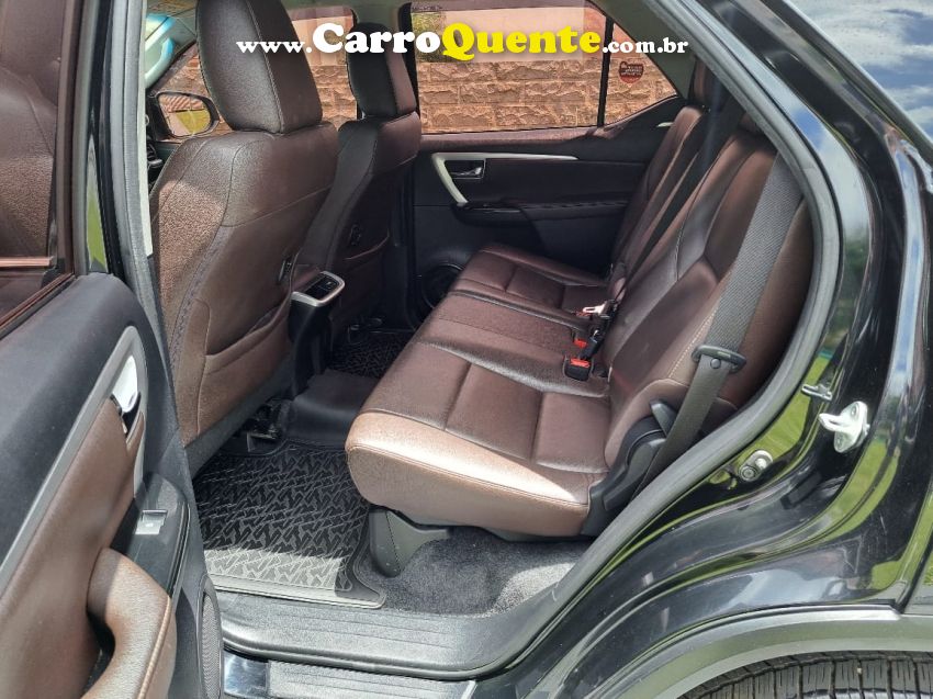 Toyota HILUX SW4 2.8 SRX 4X4 7 LUGARES 16V TURBO INTERCOOLER DIESEL 4P AUTOMÁTICO - Loja