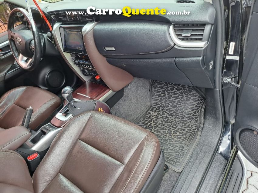 Toyota HILUX SW4 2.8 SRX 4X4 7 LUGARES 16V TURBO INTERCOOLER DIESEL 4P AUTOMÁTICO - Loja