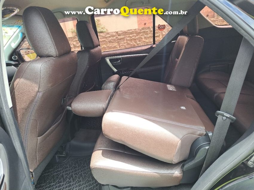 Toyota HILUX SW4 2.8 SRX 4X4 7 LUGARES 16V TURBO INTERCOOLER DIESEL 4P AUTOMÁTICO - Loja