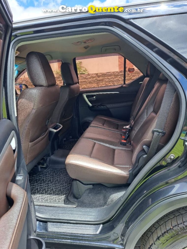Toyota HILUX SW4 2.8 SRX 4X4 7 LUGARES 16V TURBO INTERCOOLER DIESEL 4P AUTOMÁTICO - Loja