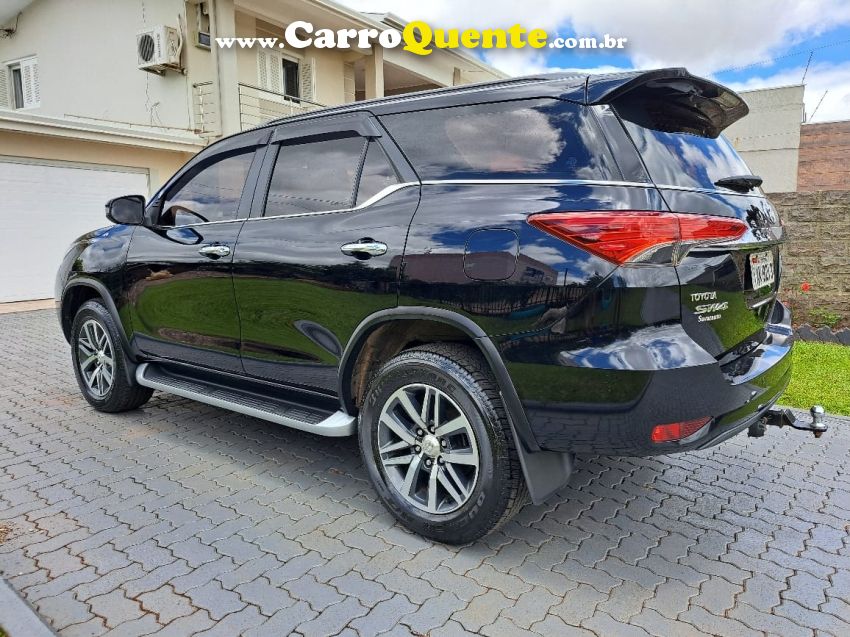Toyota HILUX SW4 2.8 SRX 4X4 7 LUGARES 16V TURBO INTERCOOLER DIESEL 4P AUTOMÁTICO - Loja