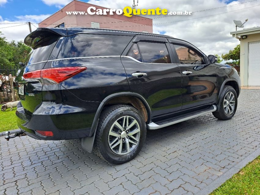 Toyota HILUX SW4 2.8 SRX 4X4 7 LUGARES 16V TURBO INTERCOOLER DIESEL 4P AUTOMÁTICO - Loja