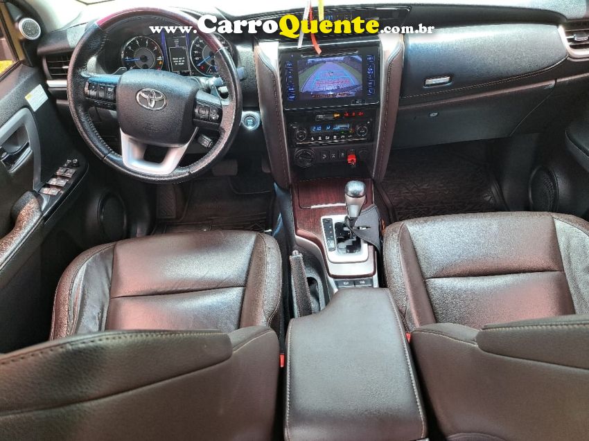 Toyota HILUX SW4 2.8 SRX 4X4 7 LUGARES 16V TURBO INTERCOOLER DIESEL 4P AUTOMÁTICO - Loja