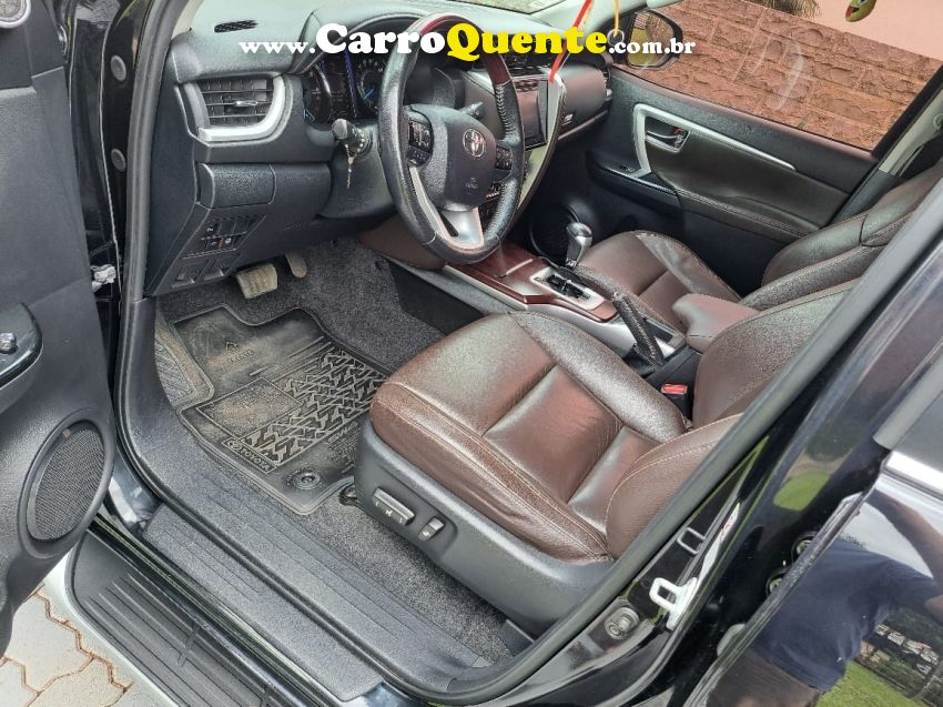 Toyota HILUX SW4 2.8 SRX 4X4 7 LUGARES 16V TURBO INTERCOOLER DIESEL 4P AUTOMÁTICO - Loja