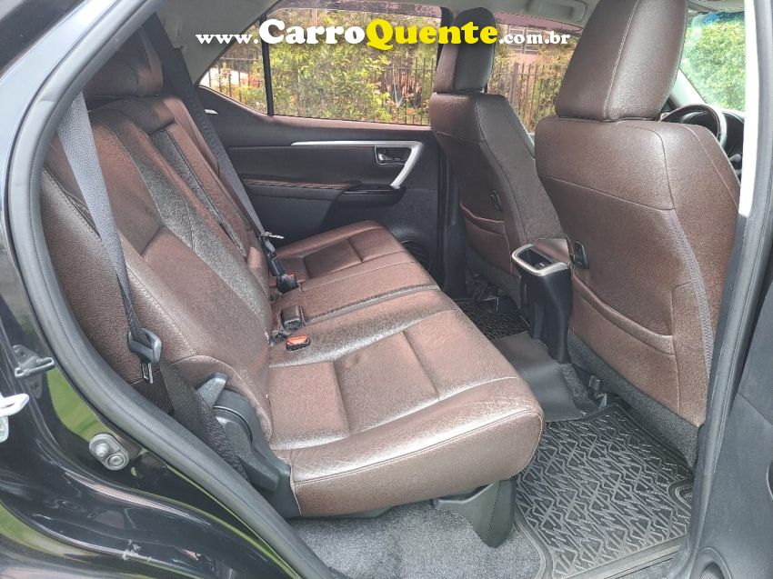 Toyota HILUX SW4 2.8 SRX 4X4 7 LUGARES 16V TURBO INTERCOOLER DIESEL 4P AUTOMÁTICO - Loja