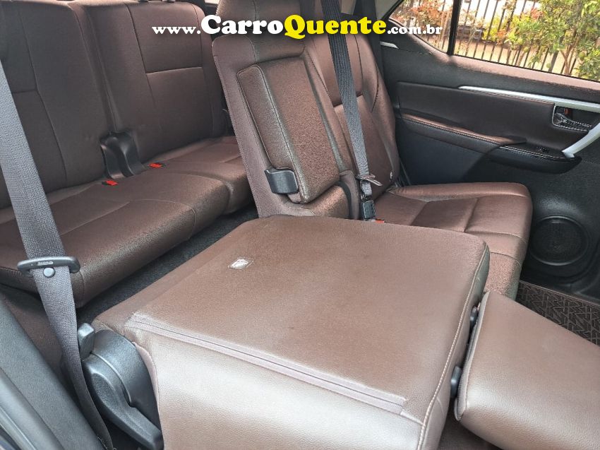 Toyota HILUX SW4 2.8 SRX 4X4 7 LUGARES 16V TURBO INTERCOOLER DIESEL 4P AUTOMÁTICO - Loja