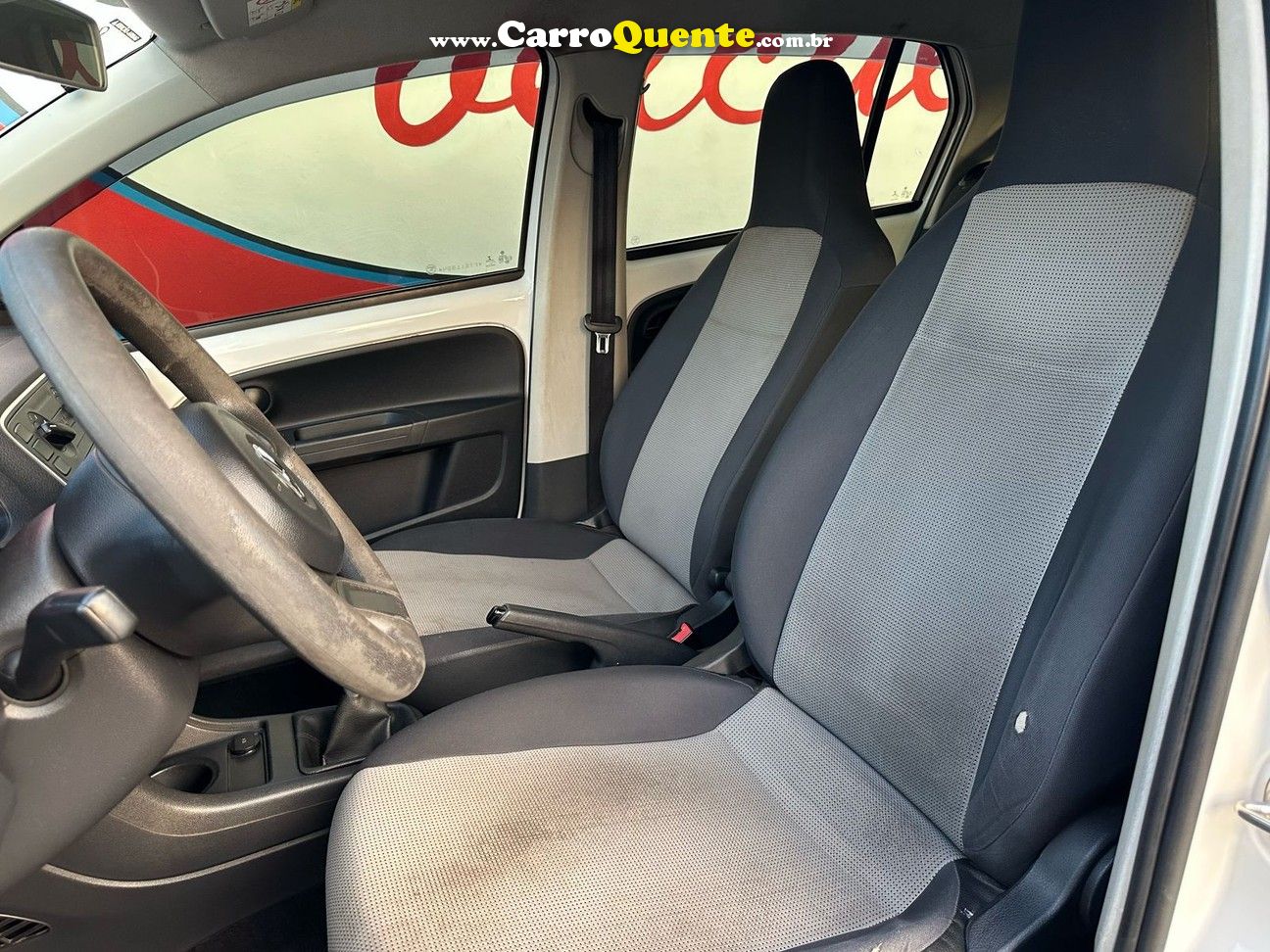VOLKSWAGEN UP 1.0 MPI TAKE UP 12V 2015 - Loja