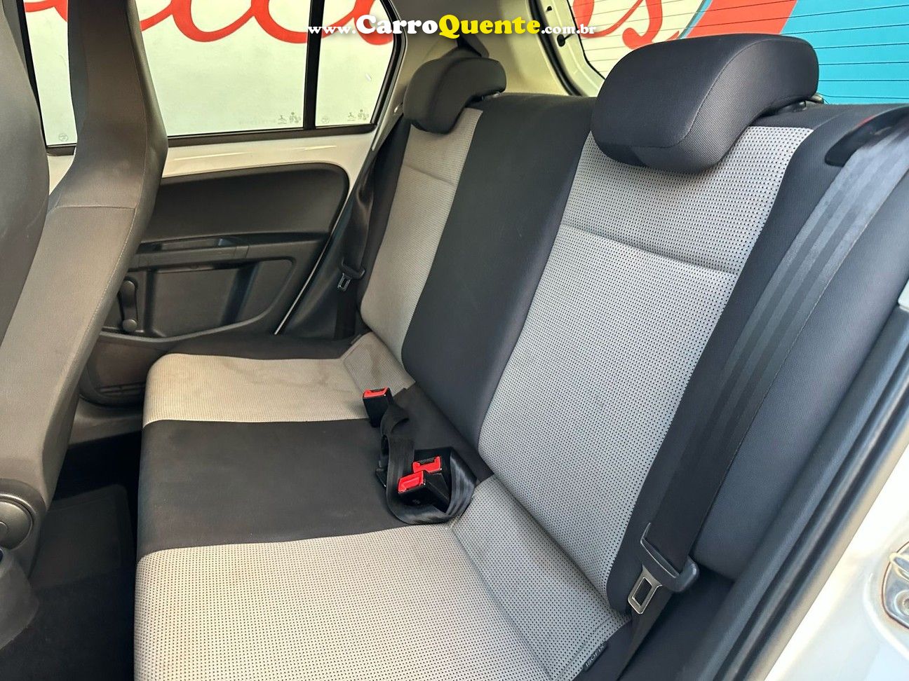 VOLKSWAGEN UP 1.0 MPI TAKE UP 12V 2015 - Loja