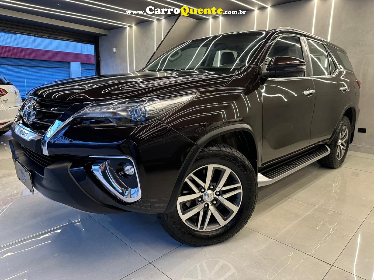 TOYOTA   HILUX SW4 SRX 4X4 2.8 TDI 16V DIES. AUT.   MARROM 2019 2.8 DIESEL - Loja