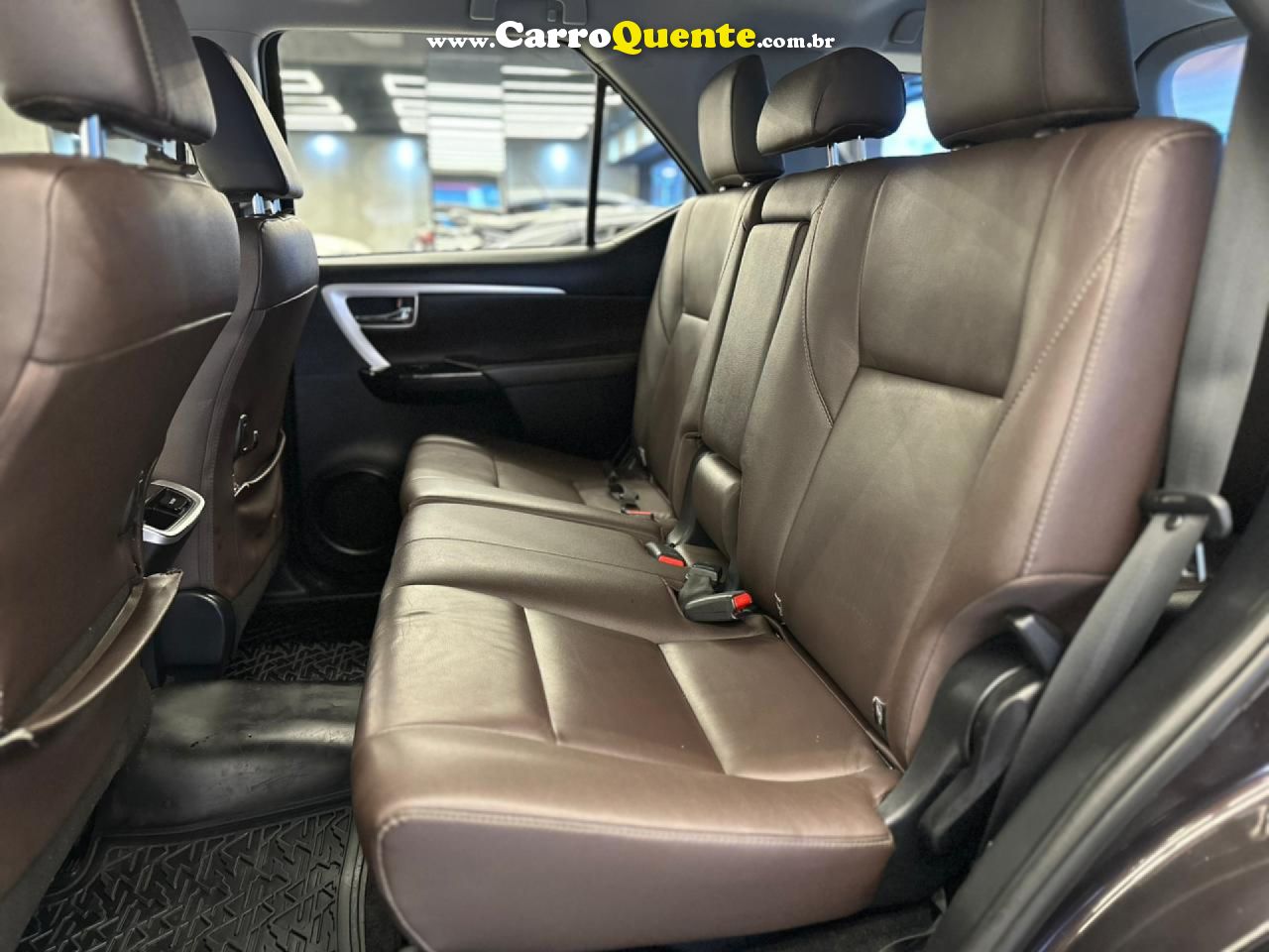 TOYOTA   HILUX SW4 SRX 4X4 2.8 TDI 16V DIES. AUT.   MARROM 2019 2.8 DIESEL - Loja