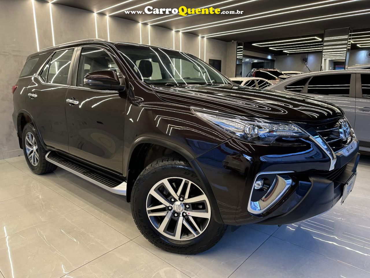TOYOTA   HILUX SW4 SRX 4X4 2.8 TDI 16V DIES. AUT.   MARROM 2019 2.8 DIESEL - Loja
