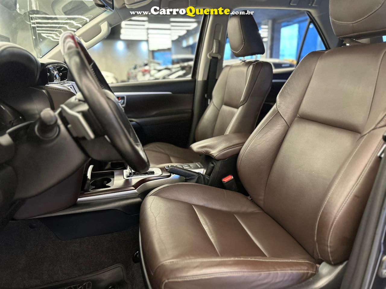 TOYOTA   HILUX SW4 SRX 4X4 2.8 TDI 16V DIES. AUT.   MARROM 2019 2.8 DIESEL - Loja
