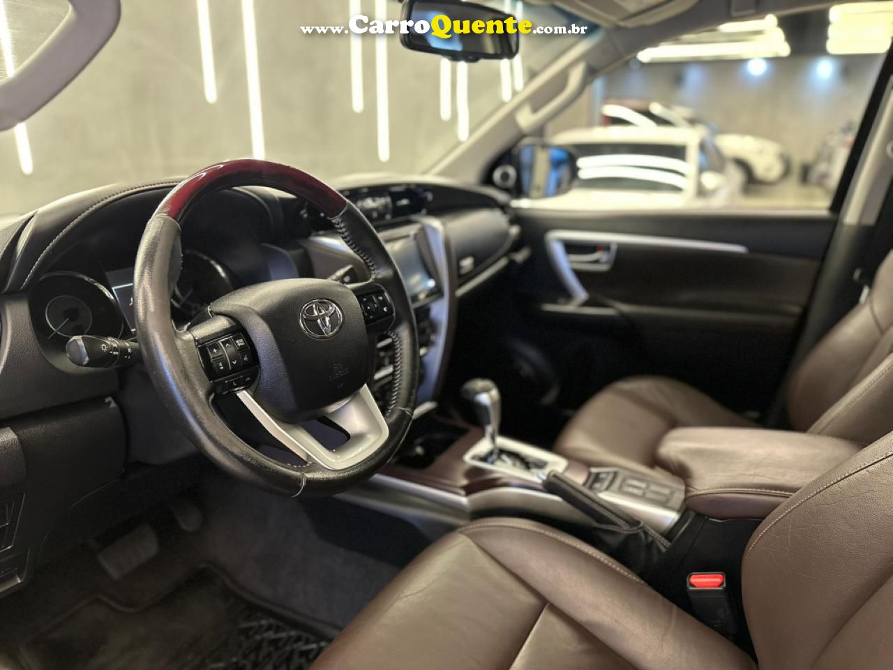 TOYOTA   HILUX SW4 SRX 4X4 2.8 TDI 16V DIES. AUT.   MARROM 2019 2.8 DIESEL - Loja