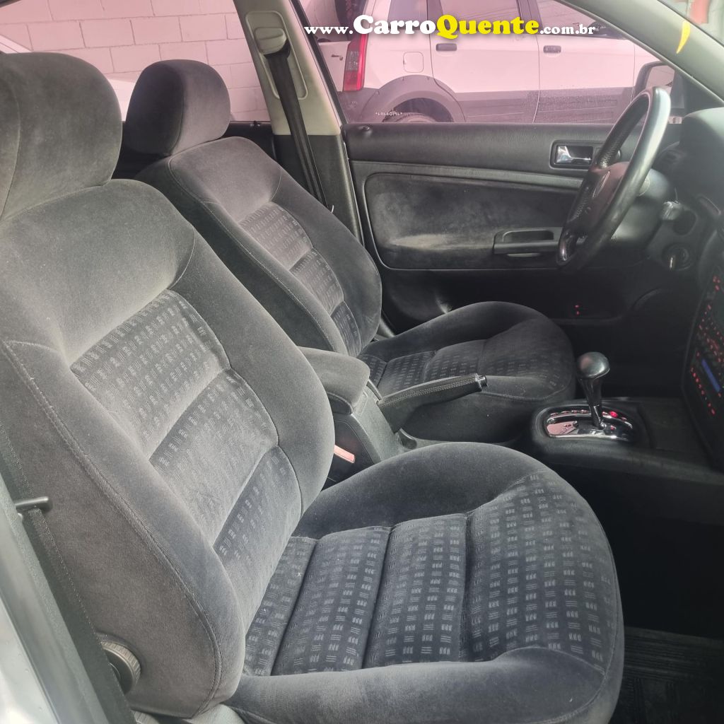 VOLKSWAGEN   PASSAT TURBO 1.8 TIPTRONIC   PRATA 2004 1.8 GASOLINA - Loja