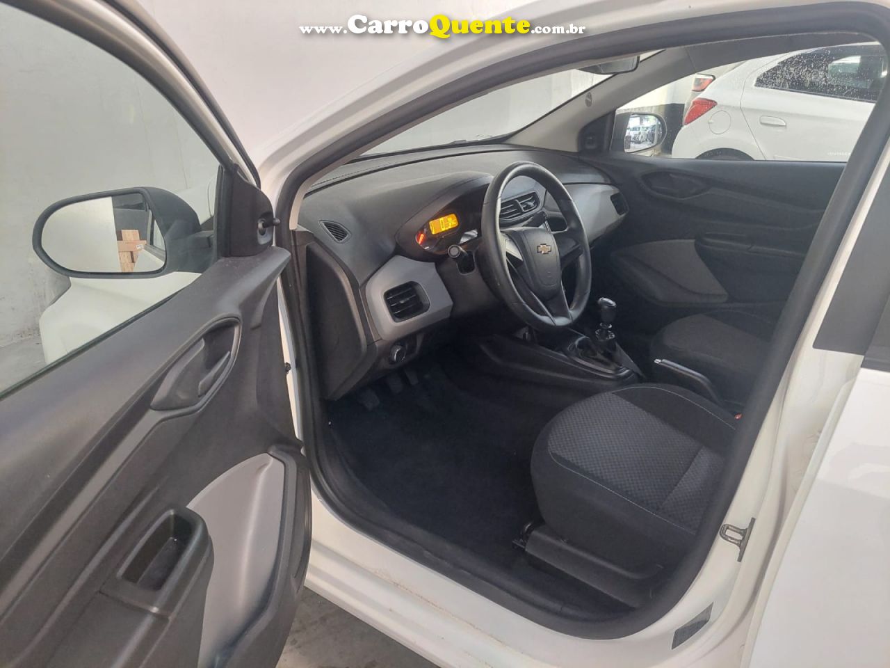 CHEVROLET   ONIX HATCH JOY 1.0 8V FLEX 5P MEC.   BRANCO 2019 1.0 FLEX - Loja