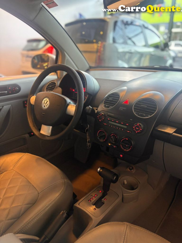 VOLKSWAGEN   NEW BEETLE 2.0 MI MEC.AUT.   PRATA 2010 2.0 GASOLINA - Loja