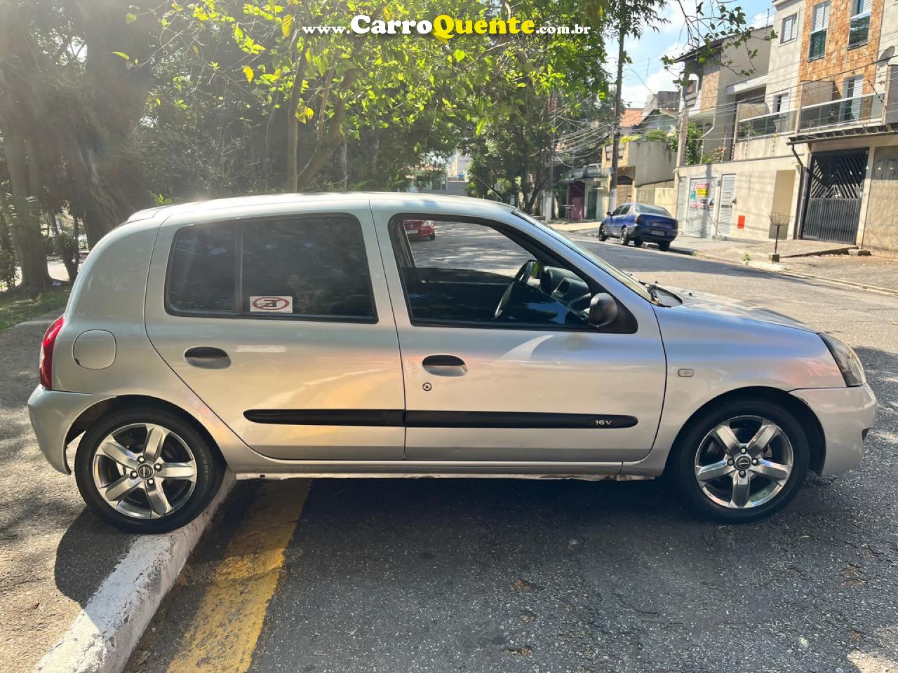 RENAULT   CLIO HI-FLEX 1.0 16V 5P   PRATA 2011 1.0 GASOLINA - Loja