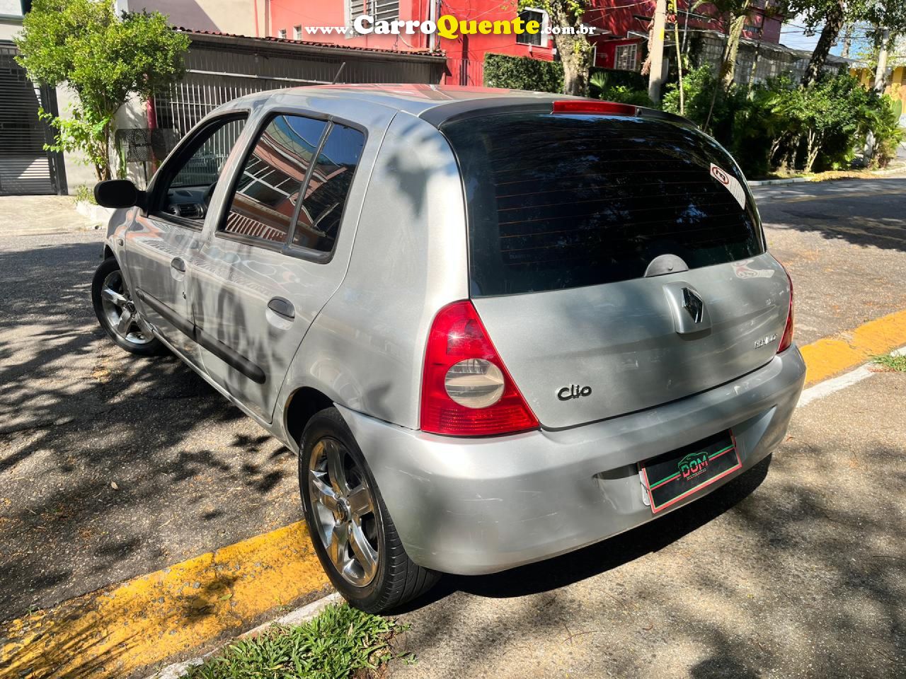 RENAULT   CLIO HI-FLEX 1.0 16V 5P   PRATA 2011 1.0 GASOLINA - Loja