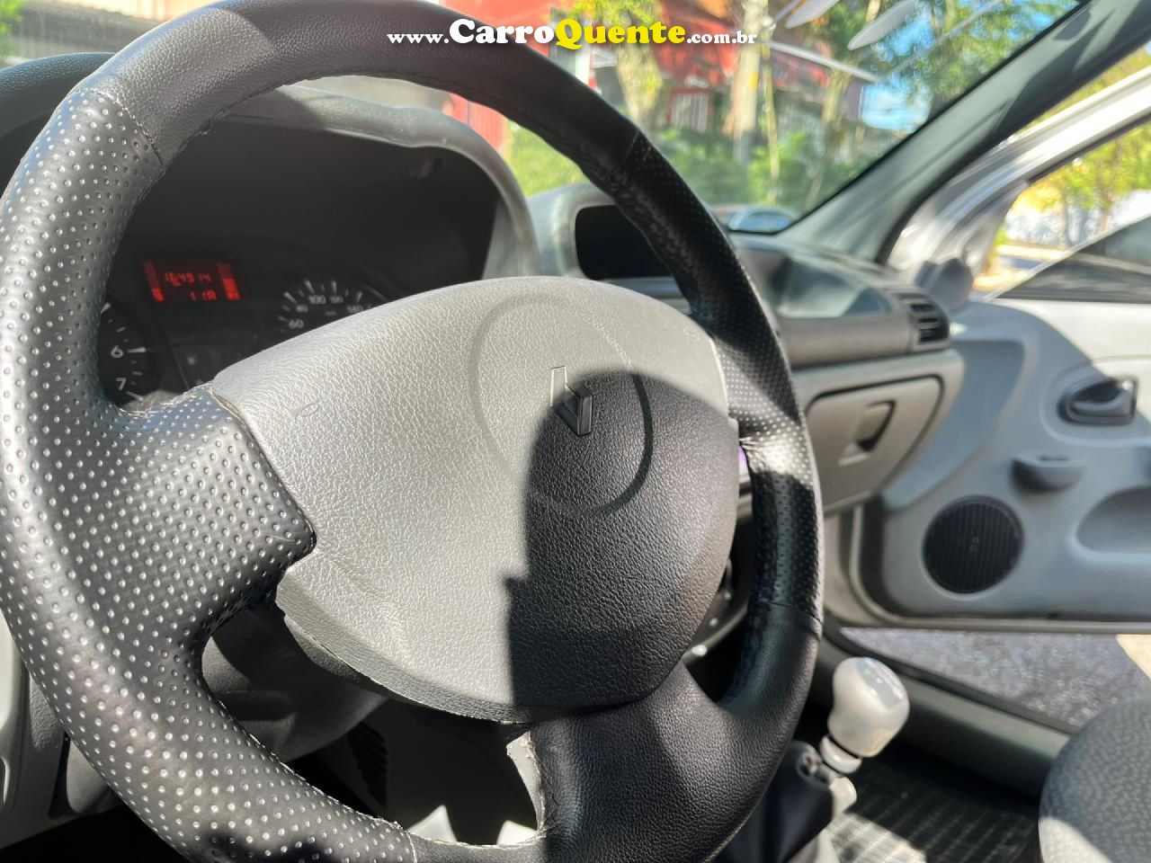 RENAULT   CLIO HI-FLEX 1.0 16V 5P   PRATA 2011 1.0 GASOLINA - Loja