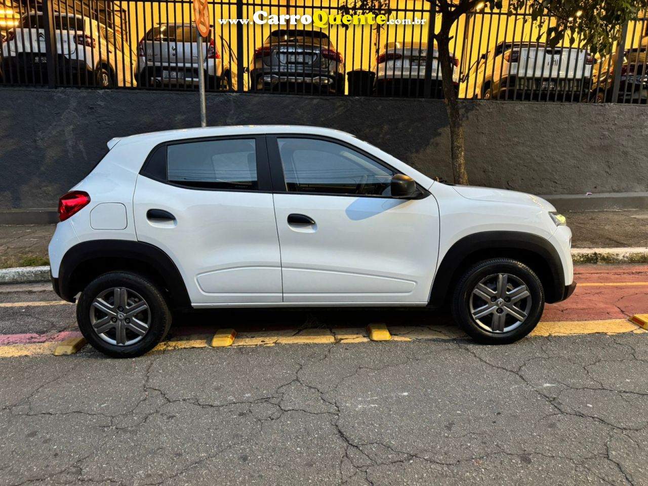 RENAULT   KWID ZEN 1.0 FLEX 12V 5P MEC.   BRANCO 2023 1.0 FLEX - Loja