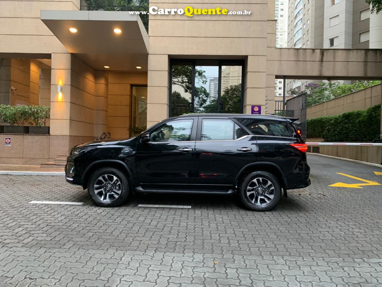 TOYOTA   2.8 D-4D TURBO DIESEL SRX PLATINUM 7L 4X4 AUTOMÁTICO   PRETO 2026 2.8 DIESEL - Loja