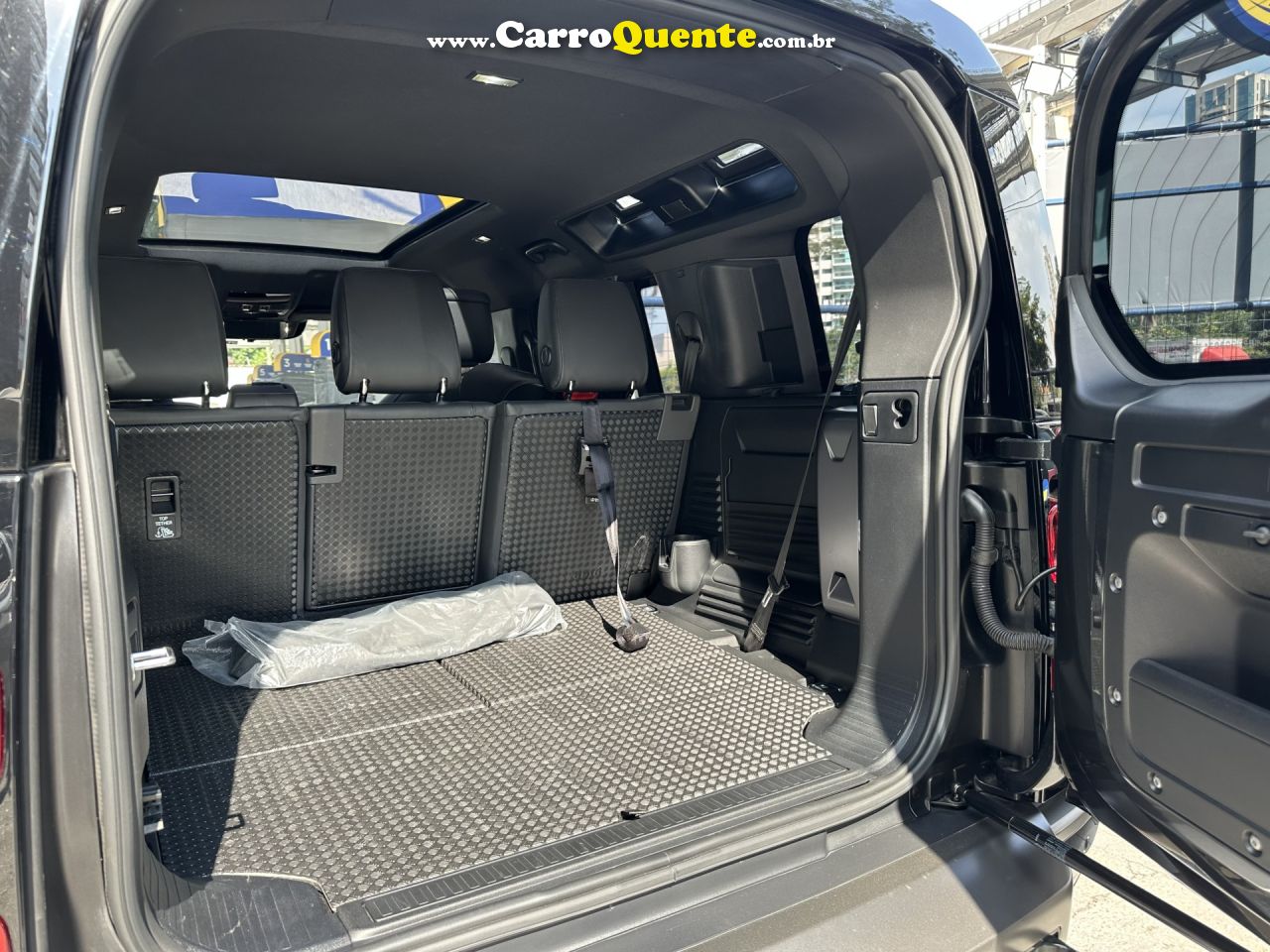 LAND ROVER   LAND ROVER DEFENDER 3.0 D300 TURBO DIESEL MHEV 110 X-DYNAMIC HSE AWD AUTOMÁTICO   CINZA 2024 3.0 TD DIESEL - Loja