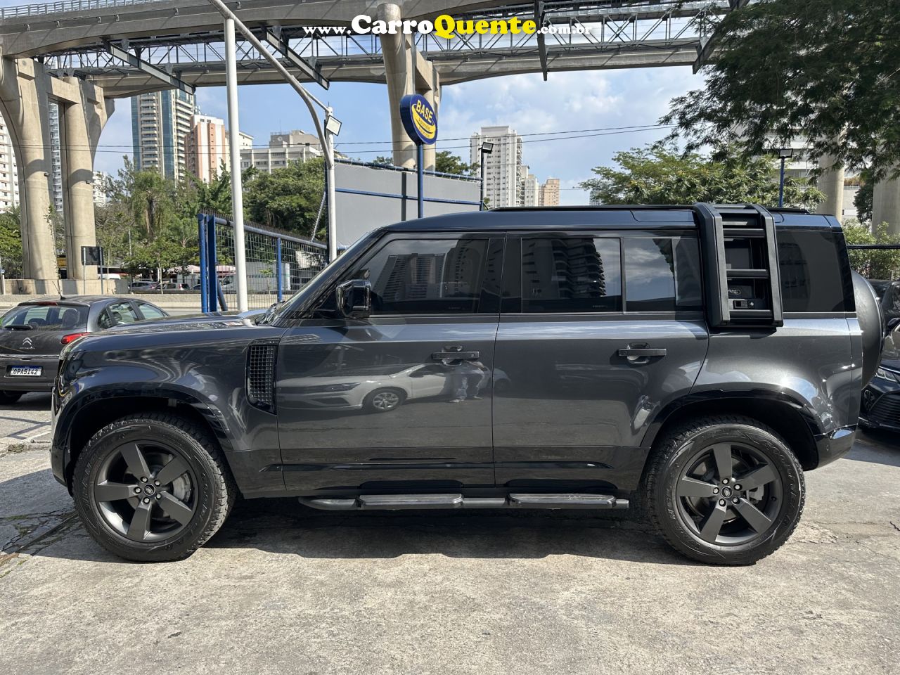 LAND ROVER   LAND ROVER DEFENDER 3.0 D300 TURBO DIESEL MHEV 110 X-DYNAMIC HSE AWD AUTOMÁTICO   CINZA 2024 3.0 TD DIESEL - Loja