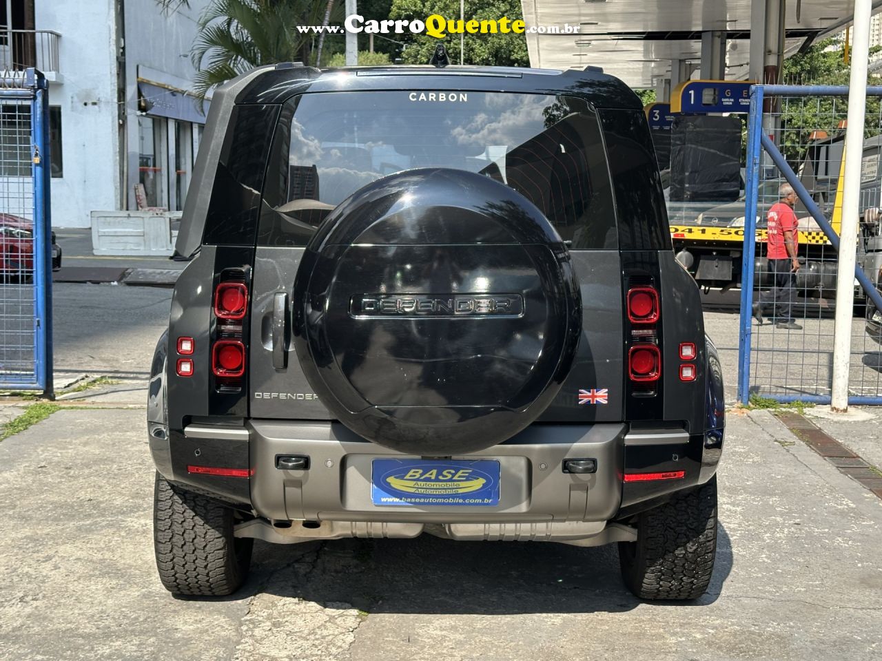 LAND ROVER   LAND ROVER DEFENDER 3.0 D300 TURBO DIESEL MHEV 110 X-DYNAMIC HSE AWD AUTOMÁTICO   CINZA 2024 3.0 TD DIESEL - Loja