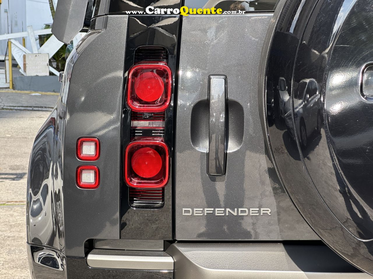 LAND ROVER   LAND ROVER DEFENDER 3.0 D300 TURBO DIESEL MHEV 110 X-DYNAMIC HSE AWD AUTOMÁTICO   CINZA 2024 3.0 TD DIESEL - Loja
