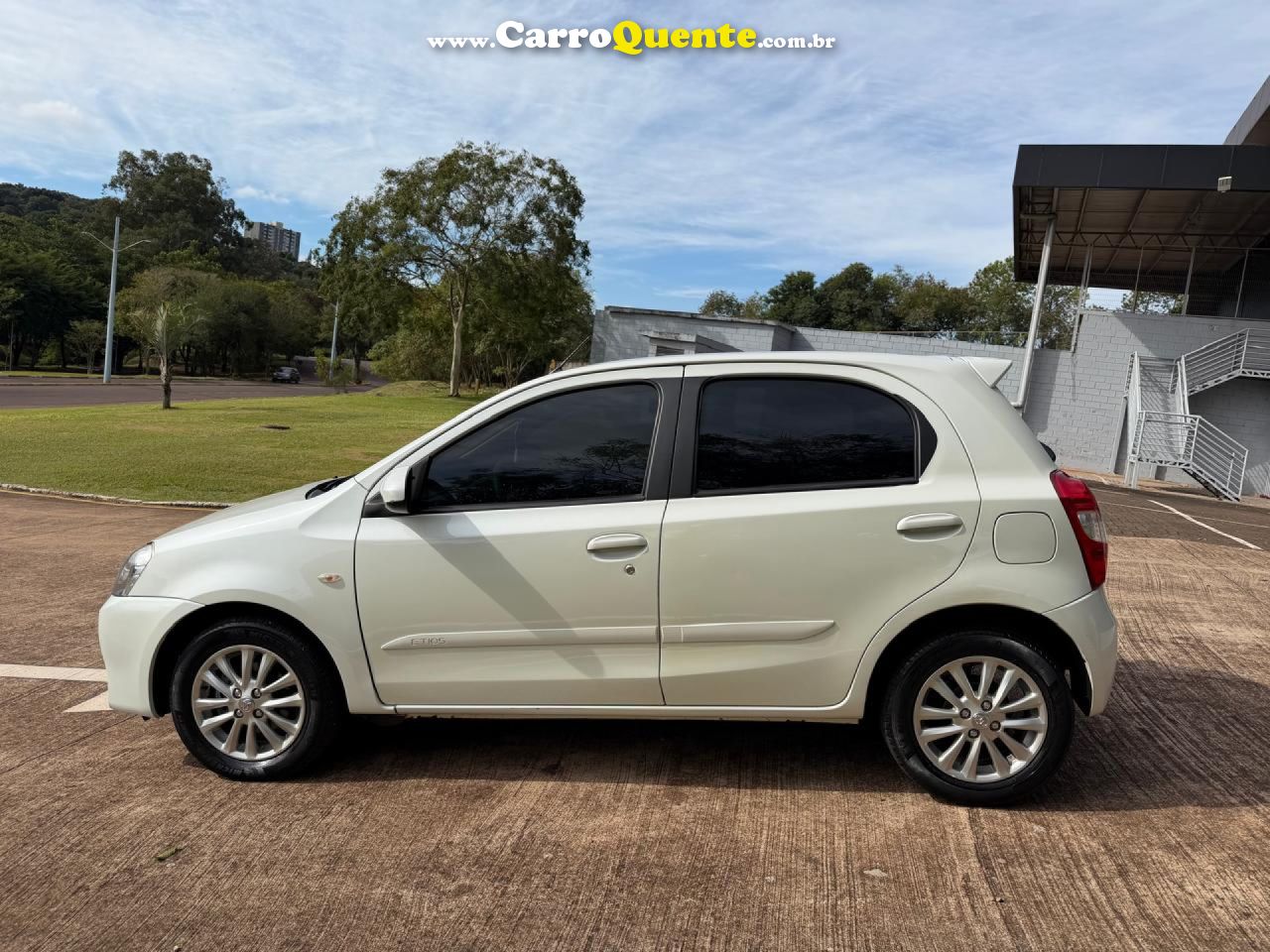 TOYOTA   ETIOS XS 1.5 FLEX 16V 5P MEC.   BRANCO 2017 1.5 FLEX - Loja