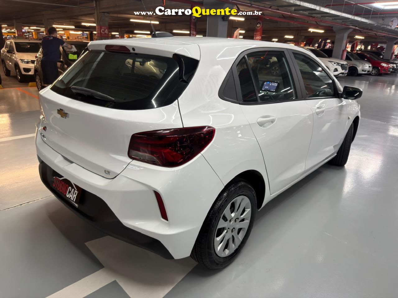 CHEVROLET   ONIX HATCH LT 1.0 12V FLEX 5P MEC.   BRANCO 2023 1.0 FLEX - Loja