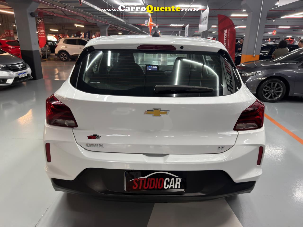 CHEVROLET   ONIX HATCH LT 1.0 12V FLEX 5P MEC.   BRANCO 2023 1.0 FLEX - Loja