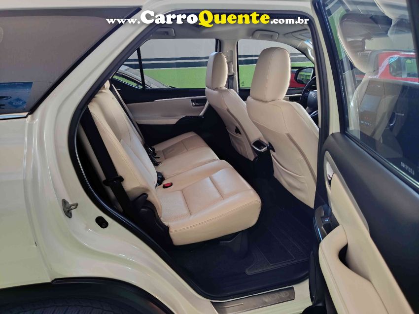 Toyota HILUX SW4 2.8 SRX DIAMOND 4X4 7 LUGARES 16V TURBO INTERCOOLER DIESEL 4P AUTOMÁTICO - Loja