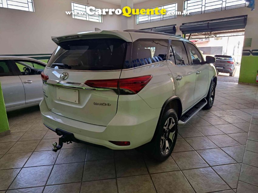 Toyota HILUX SW4 2.8 SRX DIAMOND 4X4 7 LUGARES 16V TURBO INTERCOOLER DIESEL 4P AUTOMÁTICO - Loja