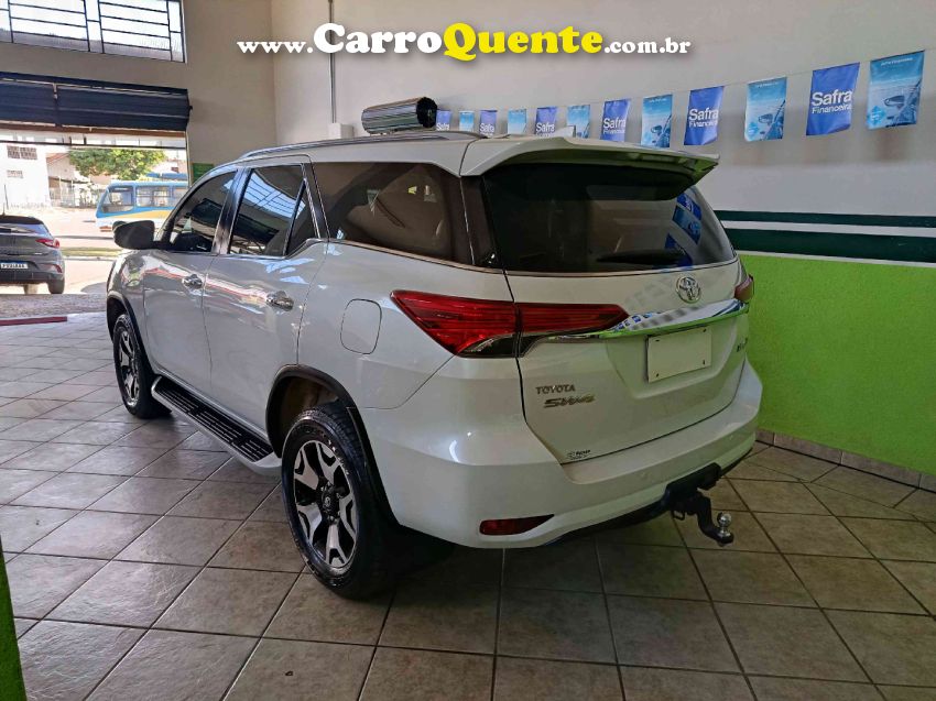 Toyota HILUX SW4 2.8 SRX DIAMOND 4X4 7 LUGARES 16V TURBO INTERCOOLER DIESEL 4P AUTOMÁTICO - Loja
