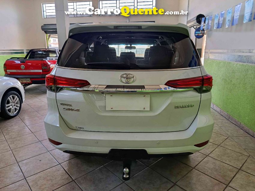 Toyota HILUX SW4 2.8 SRX DIAMOND 4X4 7 LUGARES 16V TURBO INTERCOOLER DIESEL 4P AUTOMÁTICO - Loja