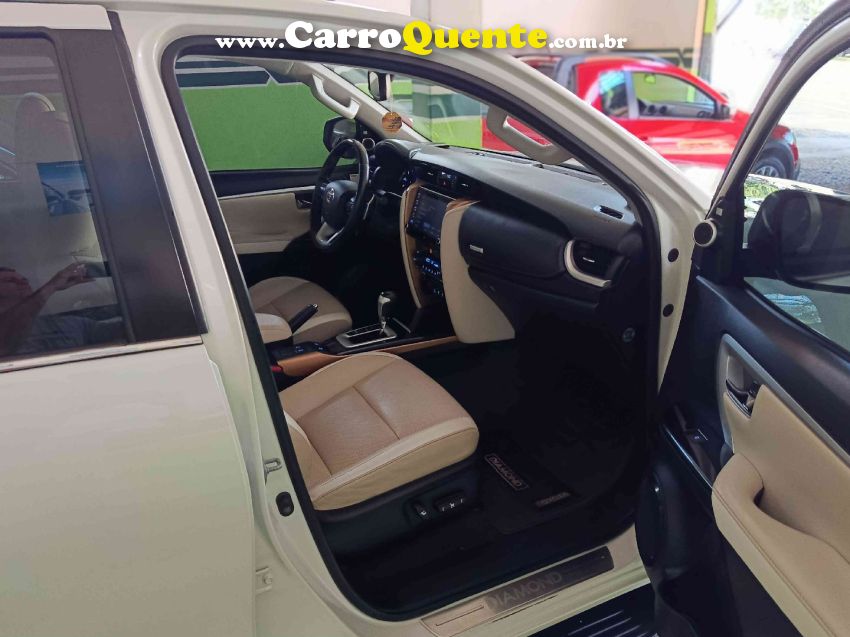 Toyota HILUX SW4 2.8 SRX DIAMOND 4X4 7 LUGARES 16V TURBO INTERCOOLER DIESEL 4P AUTOMÁTICO - Loja