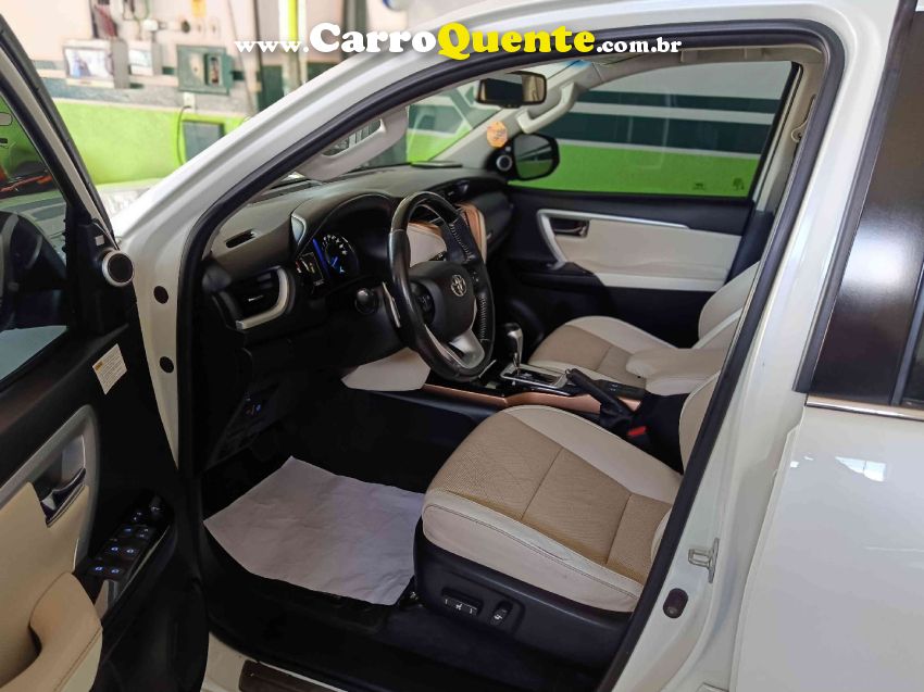Toyota HILUX SW4 2.8 SRX DIAMOND 4X4 7 LUGARES 16V TURBO INTERCOOLER DIESEL 4P AUTOMÁTICO - Loja