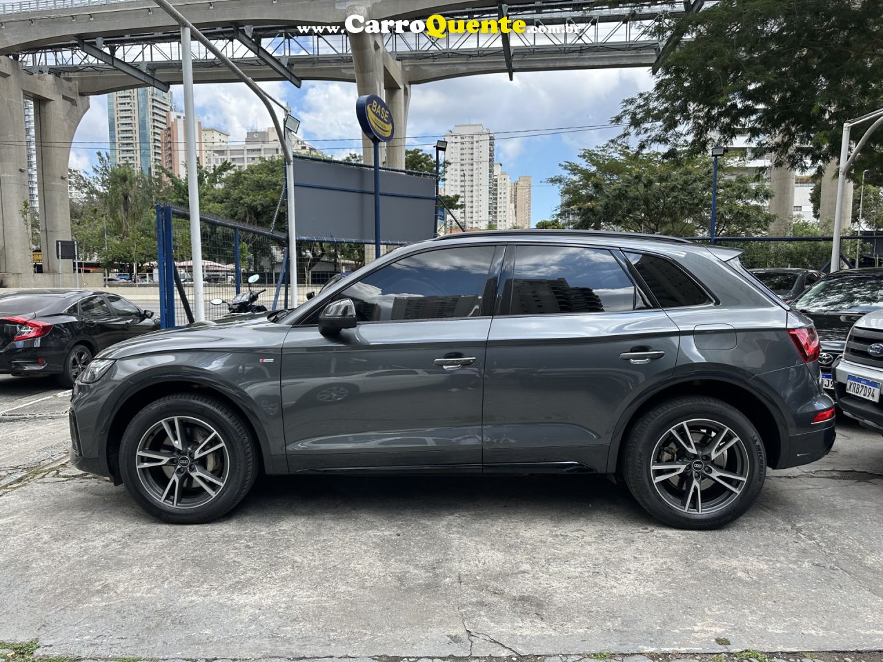 AUDI   Q5 PERF. BLACK 2.0 TFSIE S.TR. QT (HIB.)   CINZA 2023 2.0 GASOLINA E ELÉTRICO - Loja