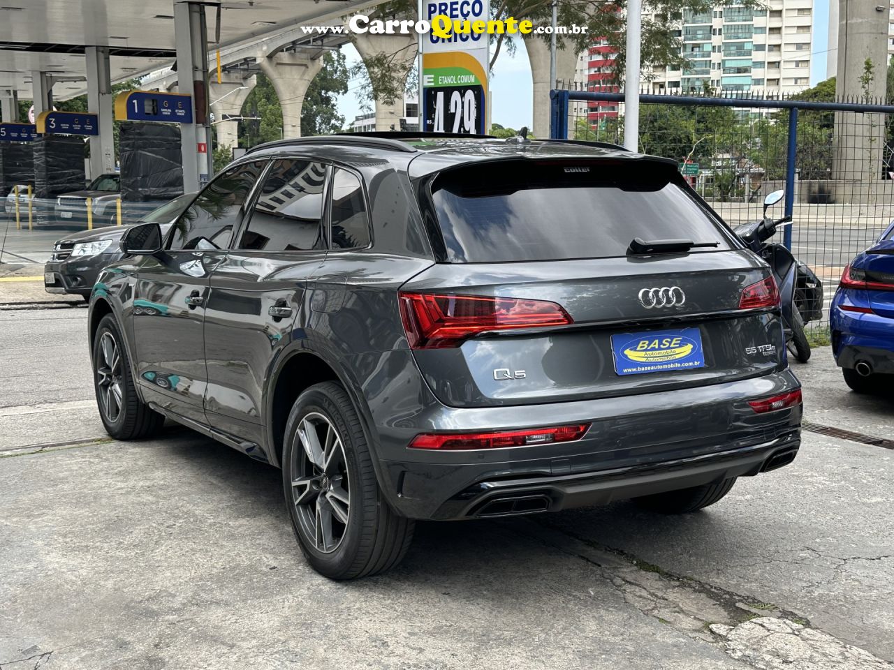 AUDI   Q5 PERF. BLACK 2.0 TFSIE S.TR. QT (HIB.)   CINZA 2023 2.0 GASOLINA E ELÉTRICO - Loja