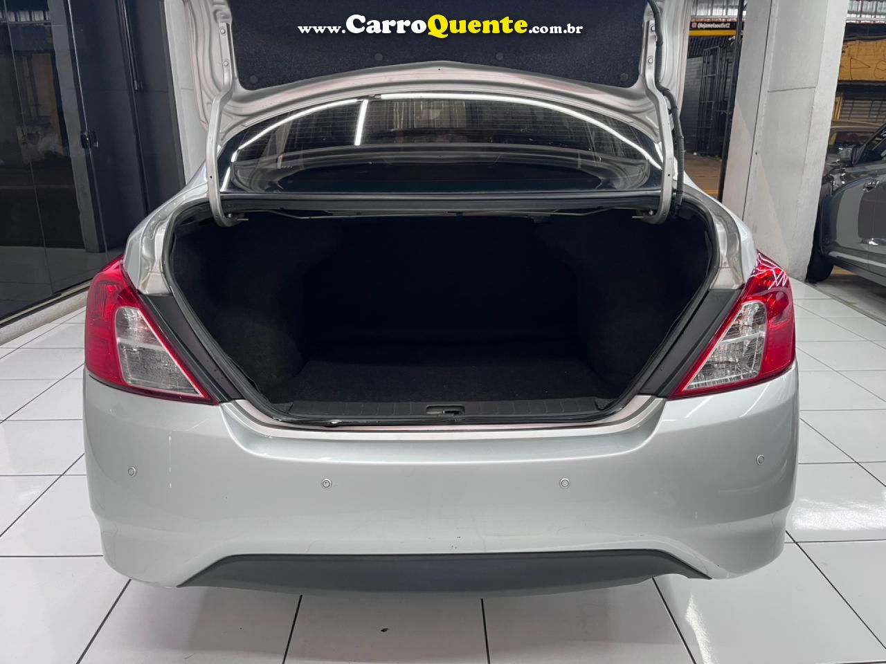 NISSAN   VERSA 16SL CVT   PRATA 2020 1.6 FLEX - Loja