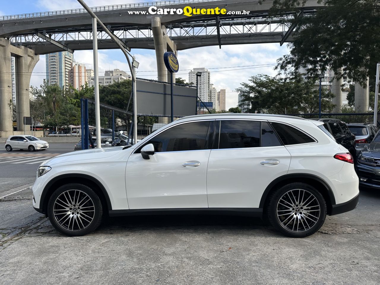 MERCEDES-BENZ   GLC 300 2.0 MHEV 4MATIC 9G-TRONIC   BRANCO 2024 2.0 GASOLINA E ELÉTRICO - Loja