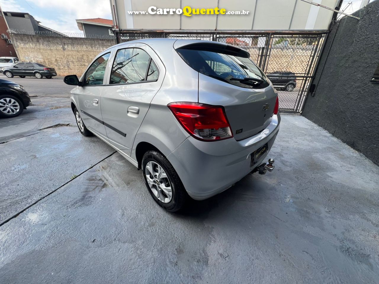CHEVROLET   ONIX HATCH LT 1.0 8V FLEXPOWER 5P MEC.   PRATA 2015 1.0 FLEX - Loja