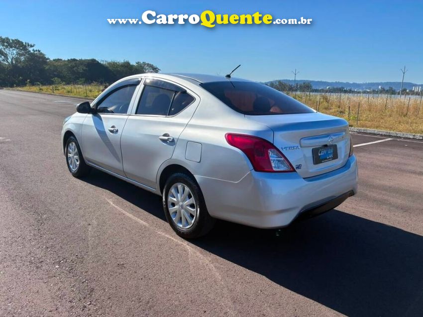 Nissan VERSA 1.0 12V FLEX 4P MANUAL - Loja