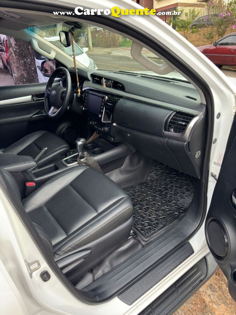 Toyota HILUX 2.8 D-4D TURBO DIESEL CD SRV 4X4 AUTOMÁTICO - Loja