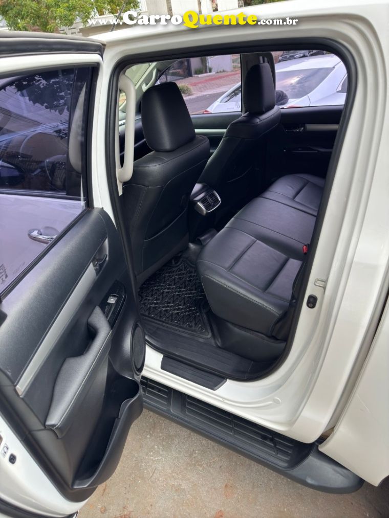 Toyota HILUX 2.8 D-4D TURBO DIESEL CD SRV 4X4 AUTOMÁTICO - Loja