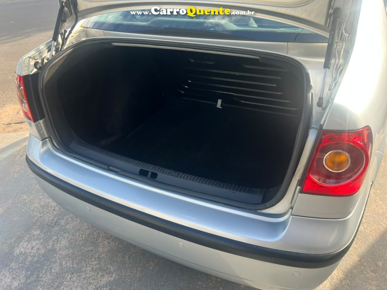 VOLKSWAGEN   POLO SEDAN I MOTION  1.6 TOTAL FLEX  4P   PRATA 2010 1.6 FLEX - Loja