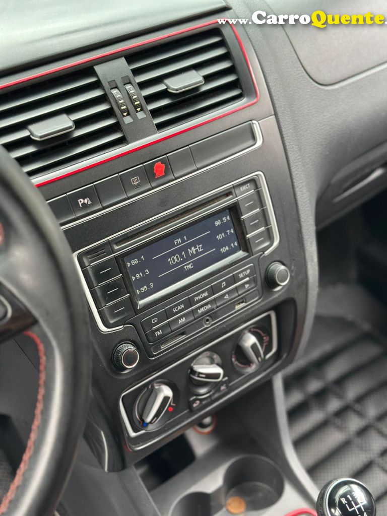 VOLKSWAGEN   FOX ROCK IN RIO 1.6 MI TOTAL FLEX 8V 5P   BRANCO 2016 1.6 FLEX - Loja