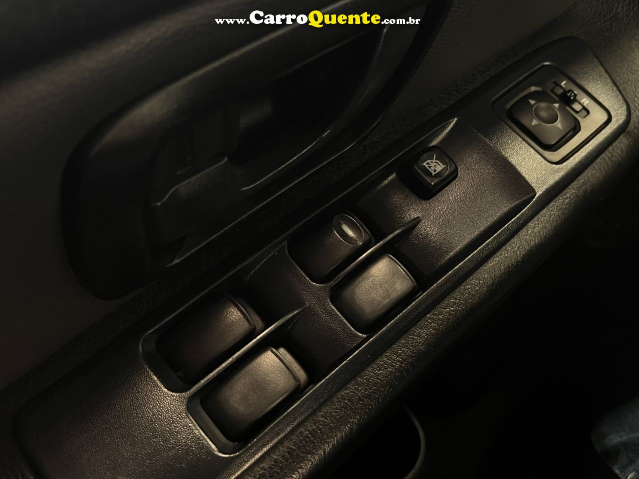 MITSUBISHI   PAJERO TR4 2.0 FLEX 16V 4X2 AUT.   BRANCO 2013 2.0 FLEX - Loja